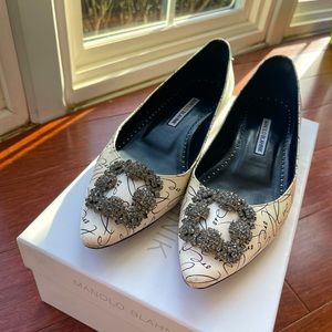NWT Manolo Blahnik Hangisi Flats Limited Love
Edition Women Size 8.5